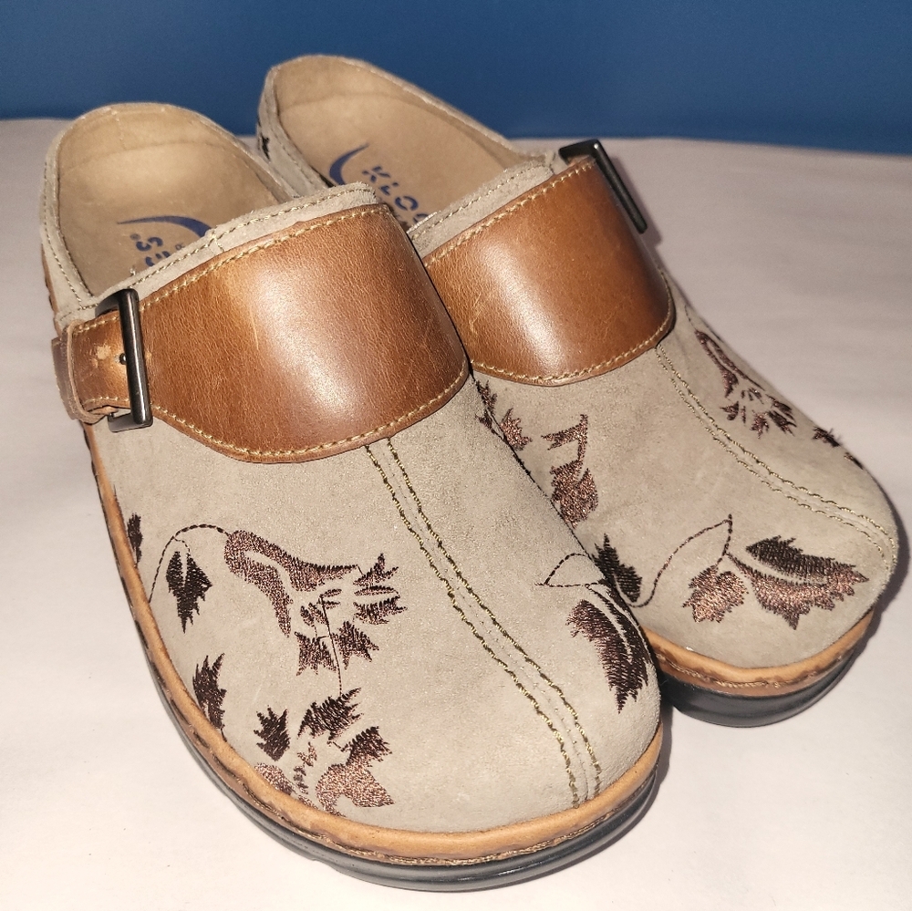 Klogs Austin Brown Tan Floral Clogs Mules Size 7W Non Slip Leather Upper